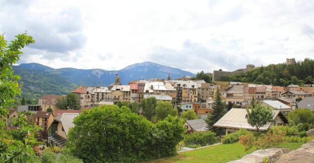 Seyne-Les-Alpes on remarque au fond la citadelle panorama-10.jpg
